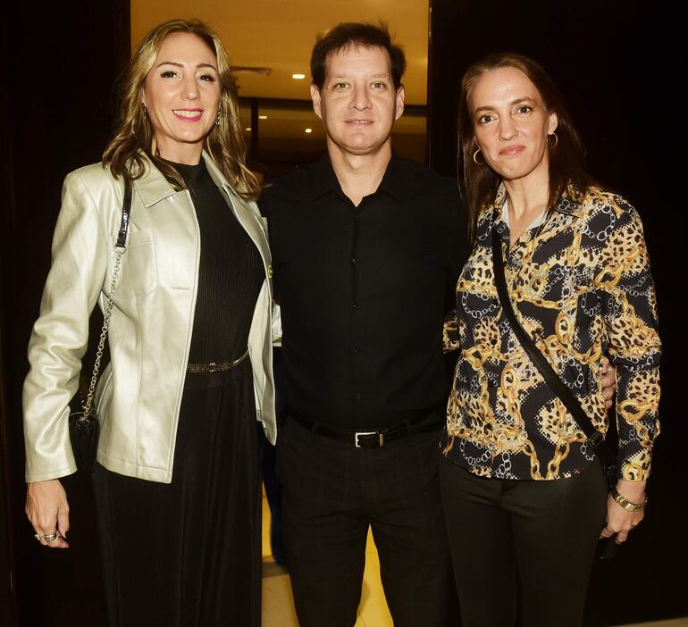 Carolina Tovar, Guillermo López Moreira y Verónica Tovar.