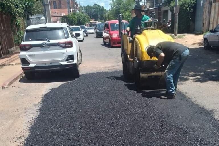 Obreros  trabajan en el asfaltado de la calle Asunción.