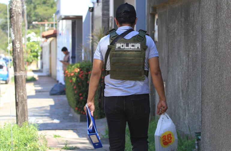 Un agente antinarcóticos boliviano durante el operativo del pasado domingo contra Sebastián Marset, en Santa Cruz.