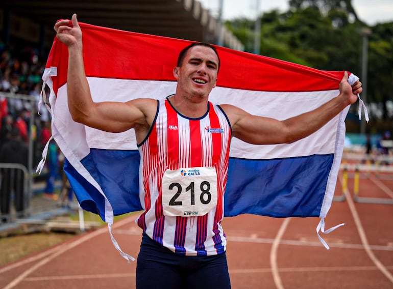 César Almirón conquistó dos medallas, una en el relevo 4x100 y otra en los 200 metros planos.