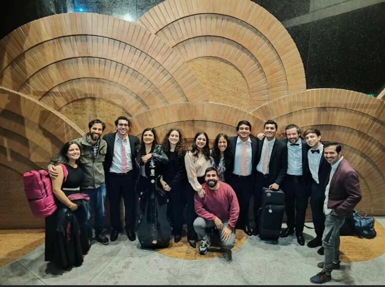 Alumnos y docentes de la FADA (Universidad Nacional de Asunción).