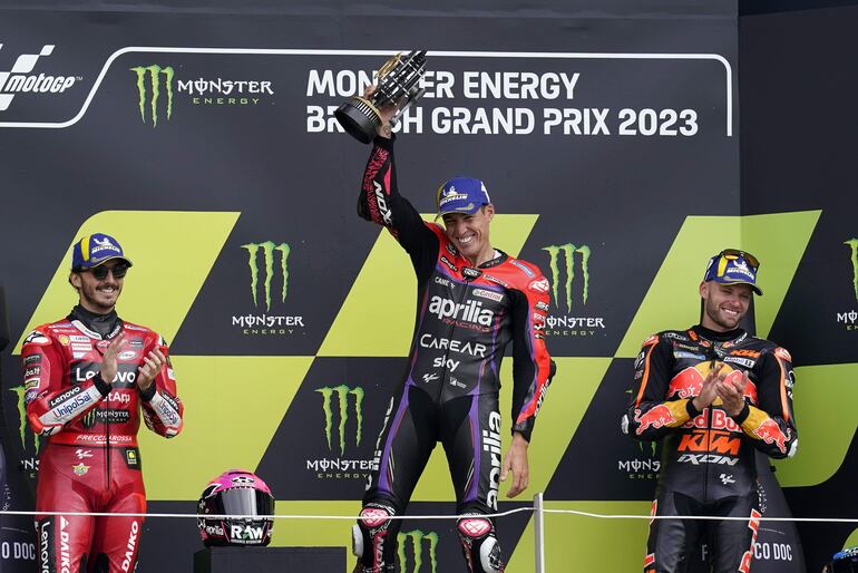 Podio del GP de Gran Bretaña de MotoGP: Francesco Bagnaia 2° (izq.), Aleix Espargaró 1° (centro) y Brad Binder 3° (der.).