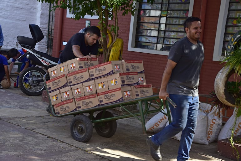 Proceso de entrega de la leche para la merienda escolar en una escuela pública de Lambaré.