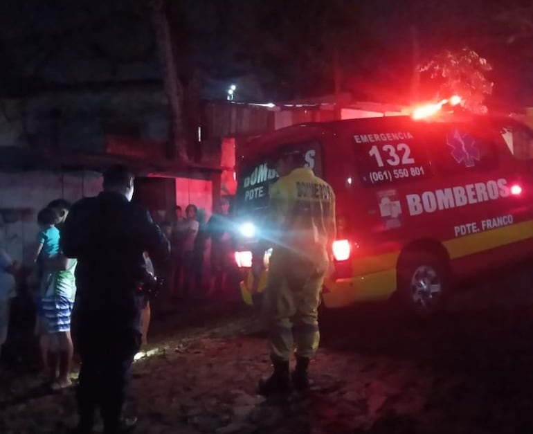 Una mujer que habría caído accidentalmente en un pozo de unos 7 metros de profundidad fue rescatada por Bomberos Voluntarios. Sufrió lesiones y fue auxiliada en el Hospital Regional de Ciudad del Este.