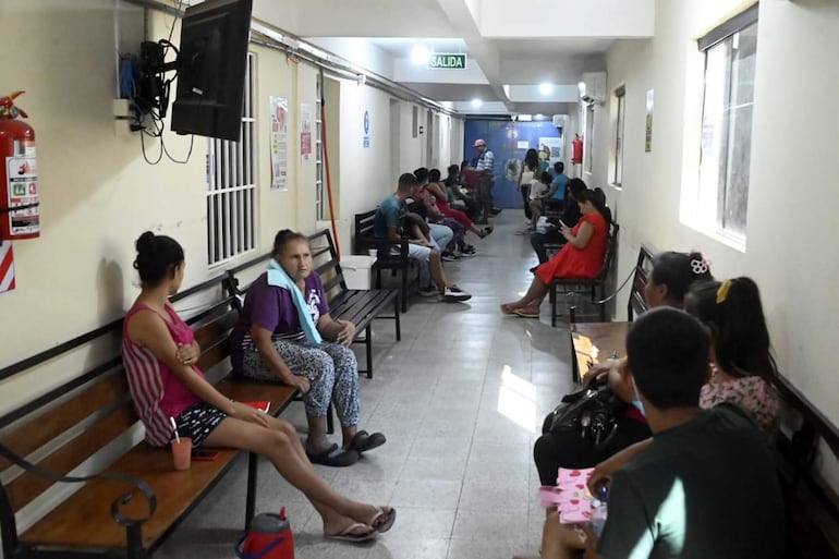 Una gran cantidad de pacientes con cuadros febriles esperaban hoy atención en el Hospital Santísima Trinidad de Asunción.