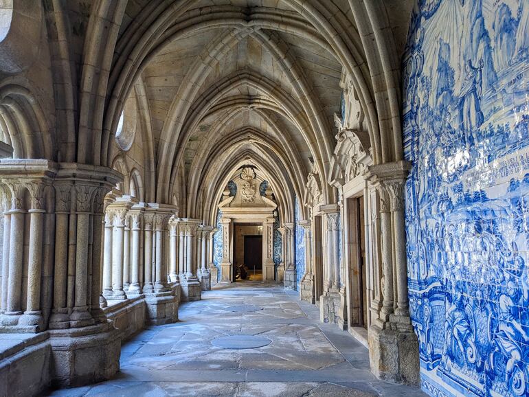 Interior de la Catedral de Oporto. Portugal.