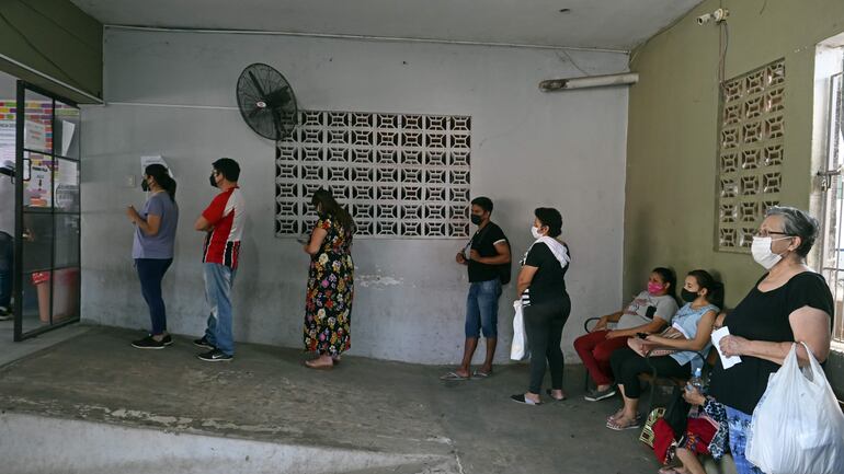 Con un calor intenso y síntomas de infecciones respiratorias, la gente debía aguardar parada una atención médica ayer, en el Hospital General de Barrio Obrero.