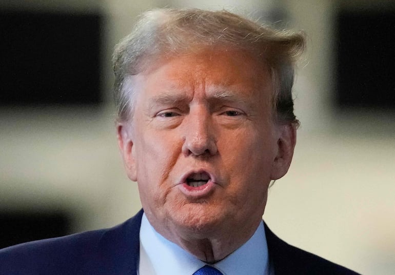 Donald Trump llegó el martes al tribunal de Manhattan donde prosigue la selección del jurado que determinará su suerte en un juicio histórico, lamentándose de que mientras él está atrapado en un proceso “amañado”, el otro candidato, Joe Biden, está haciendo campaña para las elecciones presidenciales de noviembre.