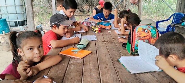 Una improvisada mesa  utilizan los alumnos de la escuelita para escribir en la zona de Florida, distante a 230 kilómetros del casco urbano de Fuerte Olimpo.