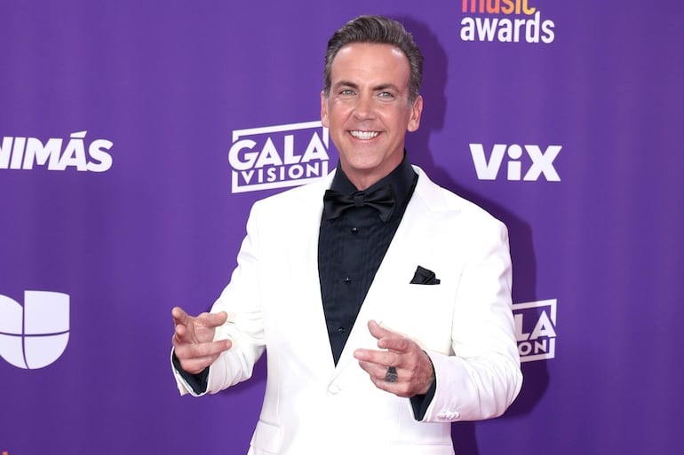 ¡De gala! El actor puertorriqueño Carlos Ponce posa con una gran sonrisa en la alfombra roja de la novena edición de los premios Latin American Music Awards. (EFE/Ronda Churchill)
