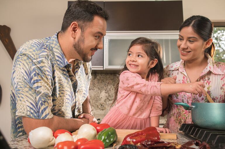 Cocinar juntos en familia permite fortalecer los lazos y hacer una actividad productiva y divertida a la vez.