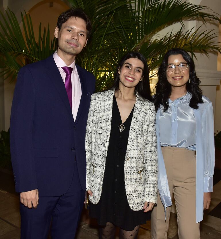 Enrique Sánchez, Mariel Buzarquis y Alice Cabrera.