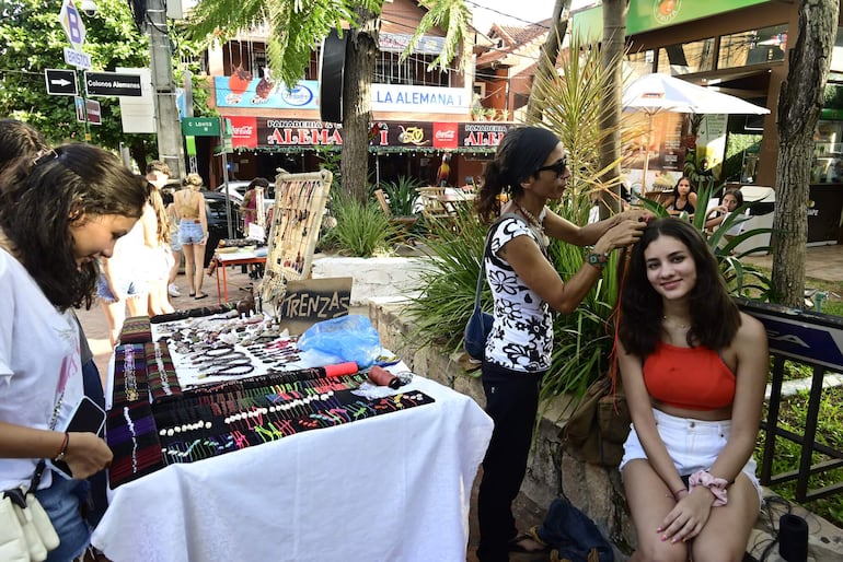 Las ferias artesanales y las famosas trenzas es lo más cool en la Peatonal de San Ber.