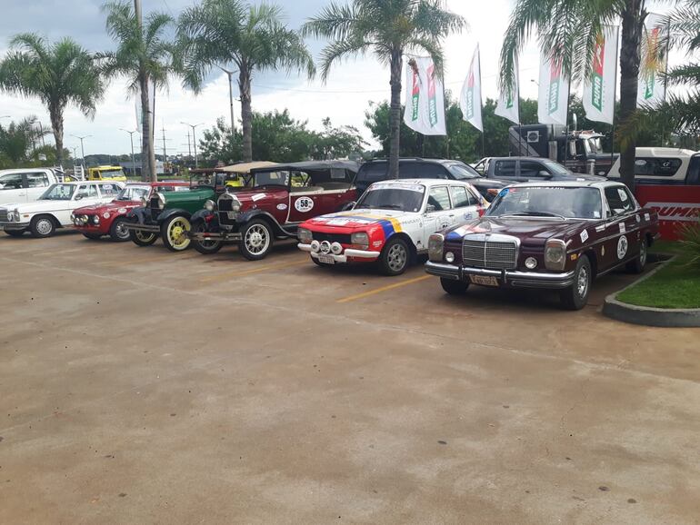 Los impecables autos posan frente al hotel Savoy de Encarnación. Ya están listos para encarar la última parte de la competencia.