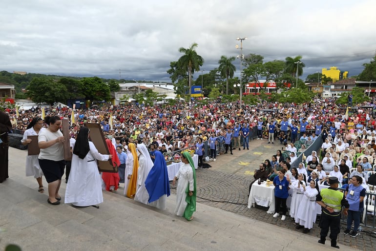 Miles de devotos participaron de la celebración eucarística de las 19:00 en la Basílica de Caacupé.