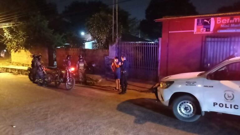 Personal de la comisaría 24 de San Antonio y el grupo Lince iniciaron esta madrugada el operativo incursión en el barrio La Merced. La idea es mitigar los hechos delictivos en la localidad.