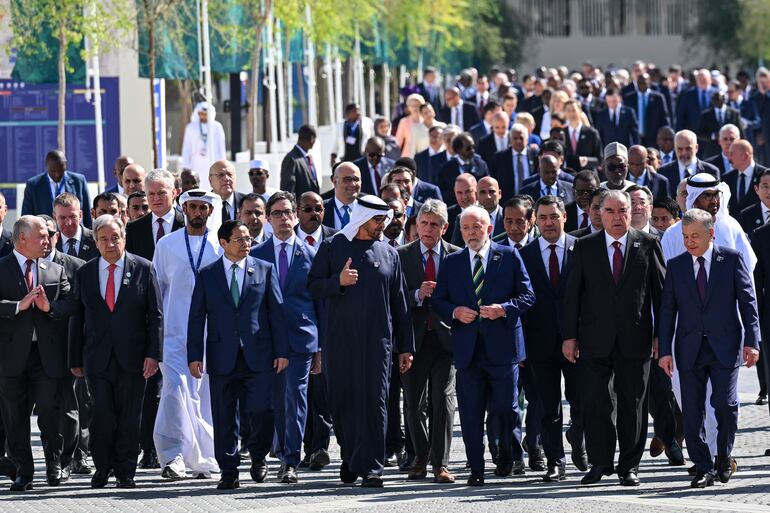 Los líderes caminando después de una sesión de fotos en la Conferencia de las Naciones Unidas sobre el Cambio Climático COP28, en Dubai, Emiratos Árabes Unidos, 01 de diciembre de 2023. 