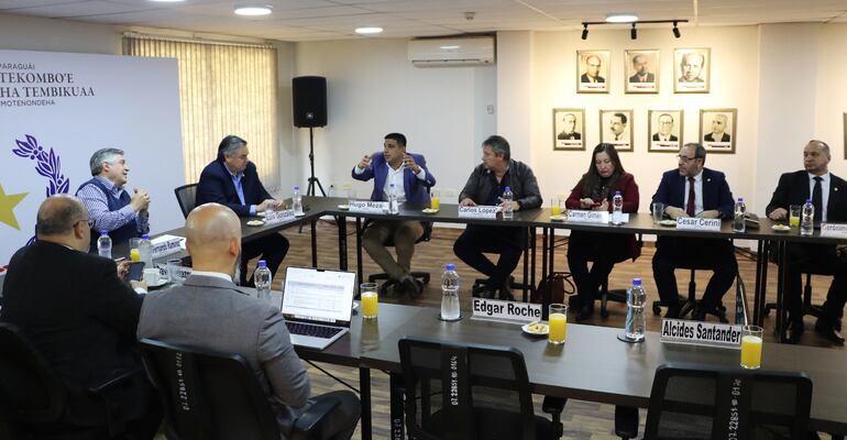 Diputados acercaron cuestionamientos al programa Hambre Cero en una reunión con el ministro de Educación, Luis Ramírez, en la sede del MEC.