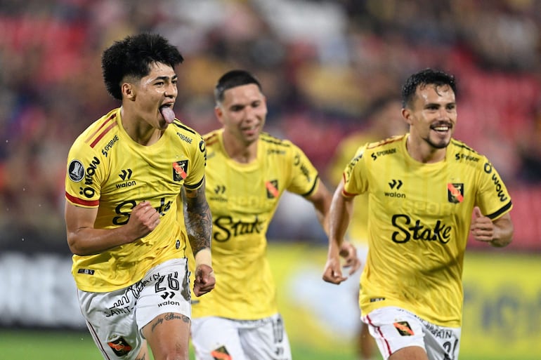 Los futbolistas de Melgar celebran un gol en el partido frente a Deportes Tolima por la ida de la Fase 2 de la Copa Libertadores 2025. 