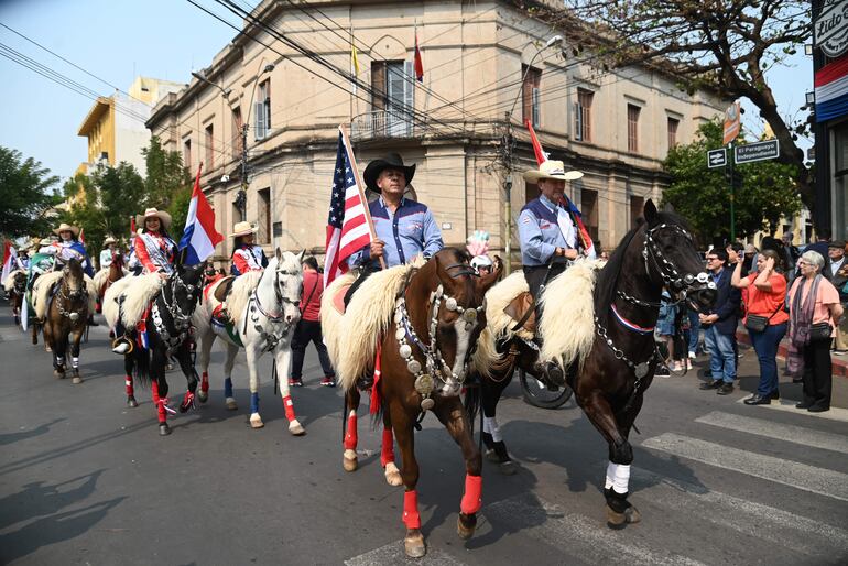 Jinetes en procesión partieron desde la Catedral Metropolitana de Asunción. 