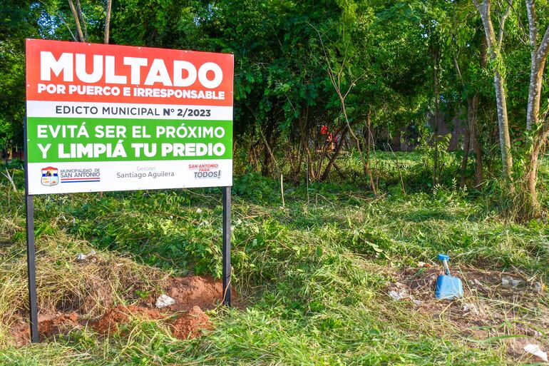 La municipalidad de San Antonio inició la limpieza y multa a dueños de predios ociosos de la ciudad. Se instala carteles en donde se deja en evidencia a los irresponsables.