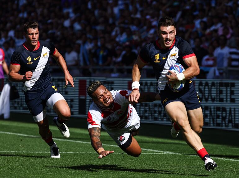 Mateo Carreras, con la ovalada, impulsa a Los Pumas a su clasificación a cuartos del Mundial.