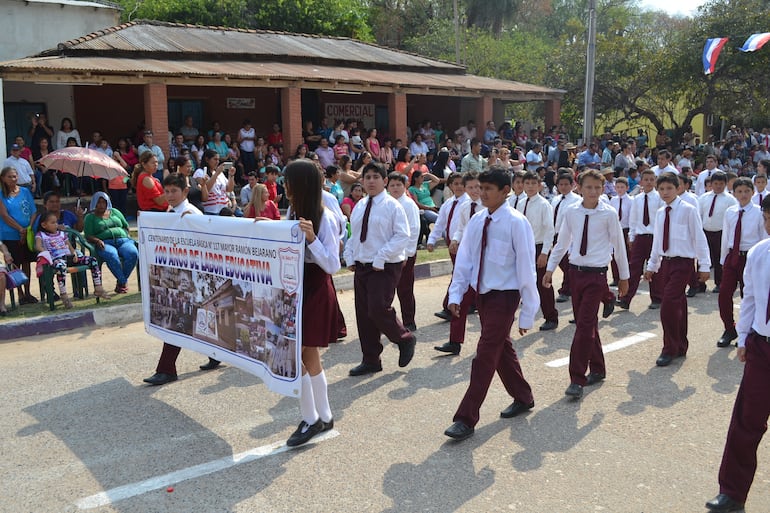 Estudiantes de Fuerte Olimpo en el Alto Paraguay, duraante un desfile estudiantil.