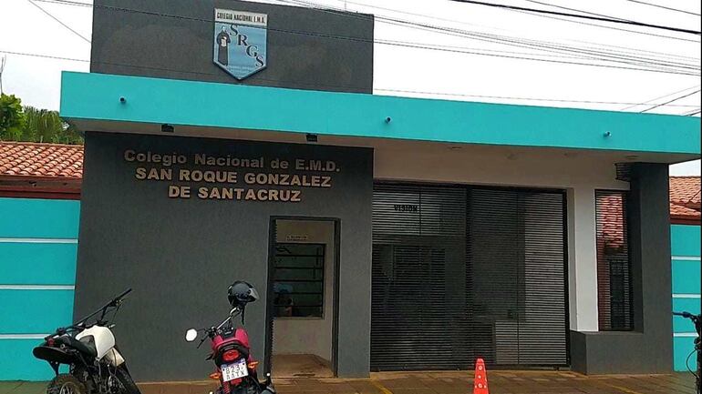 Fachada del Colegio San Roque González de Santacruz de Coronel Oviedo.