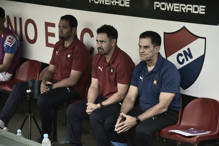 El argentino Víctor Bernay (d), entrenador de Cerro Porteño, en el partido ante Sportivo Trinidense en el estadio Arsenio Erico, en Asunción.