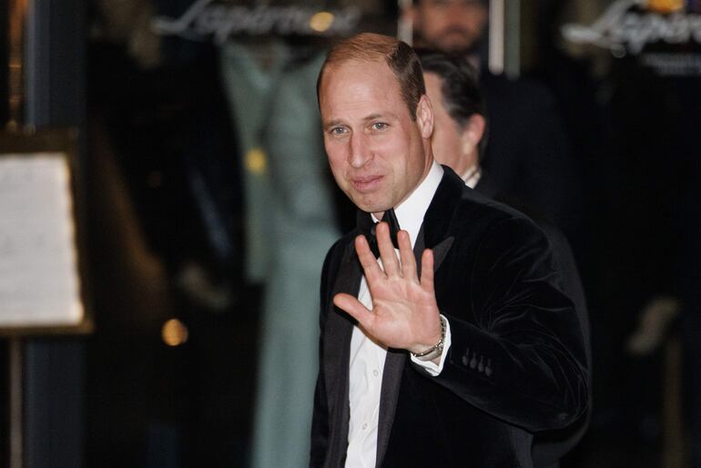 El príncipe William llega a una cena de gala benéfica en Londres, Gran Bretaña, anoche 7 de febrero. El Príncipe de Gales ha vuelto a sus deberes reales después de tomarse un tiempo libre mientras Catalina la Princesa de Gales de Gran Bretaña se recupera de una cirugía.
