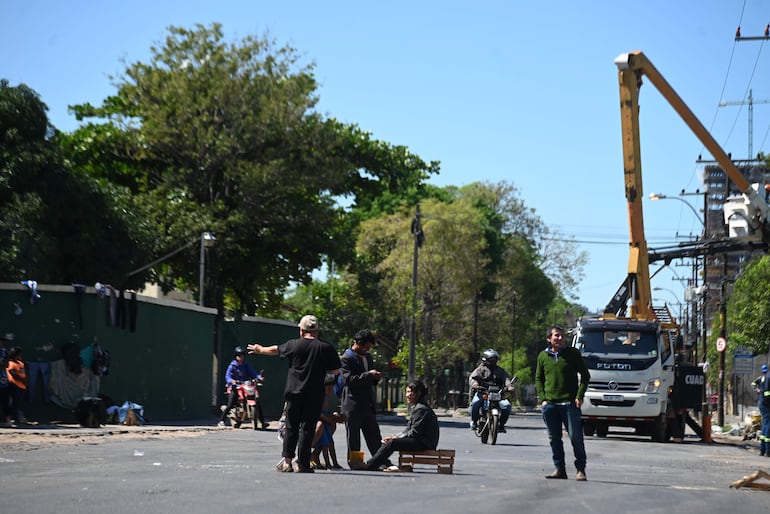 Familias indígenas cerraron la avenida Artigas como protesta. 