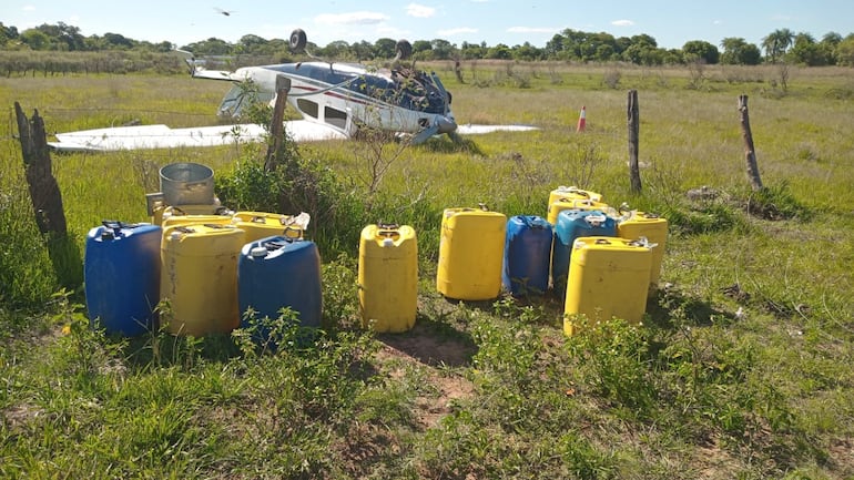 Asi quedó la avioneta que intentó aterrizar en un terreno privado  en el distrito de Cerrito, Dpto. Ñeembucú.