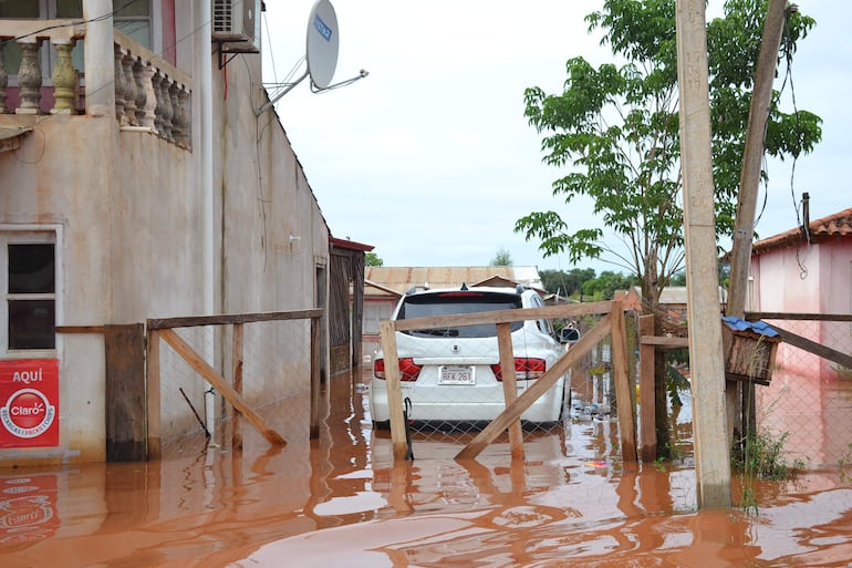 Este vehículo quedó atrapado por el agua que anegó todo el barrio Fátima de San Juan Nepomuceno.