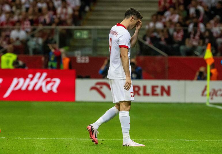 Robert Lewandowski, jugador de la selección polaca, abandona el campo debido a una lesión muscular en el amistoso frente a Turquía en el estadio Nacional de Varsovia, en Varsovia.