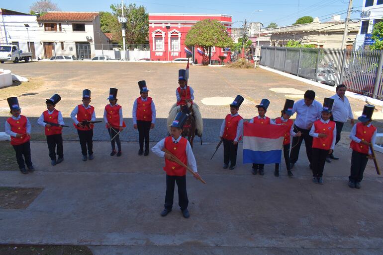 Sketch sobre batalla de Acosta Ñu, protagonizada por alumnos de la escuela Raúl Peña de la compañía Potrero Báez de Itapé.