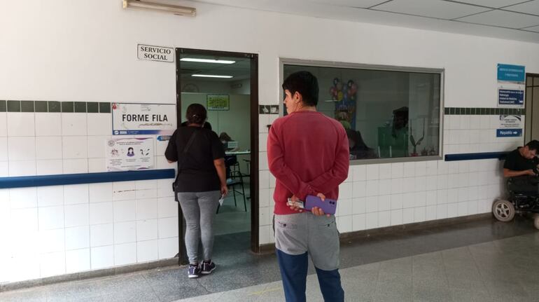 Muchas son las personas que acuden al servicio social para buscar aminorar los gastos hospitalarios.