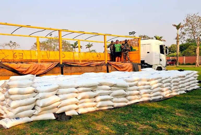 El camionero paraguayo Adalberto David Ávalos Miranda (remera verde) custodiado por policías bolivianos, a bordo del camión en el que traía a nuestro país 100 kilos de cocaína debajo de una carga de sal.