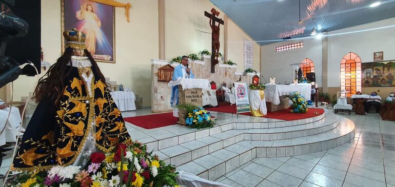 La misa central en la parroquia Nuestra Señora de Caacupé del barrio 23 de Octubre de Ciudad del Este fue oficiada por el padre Angel Collar.