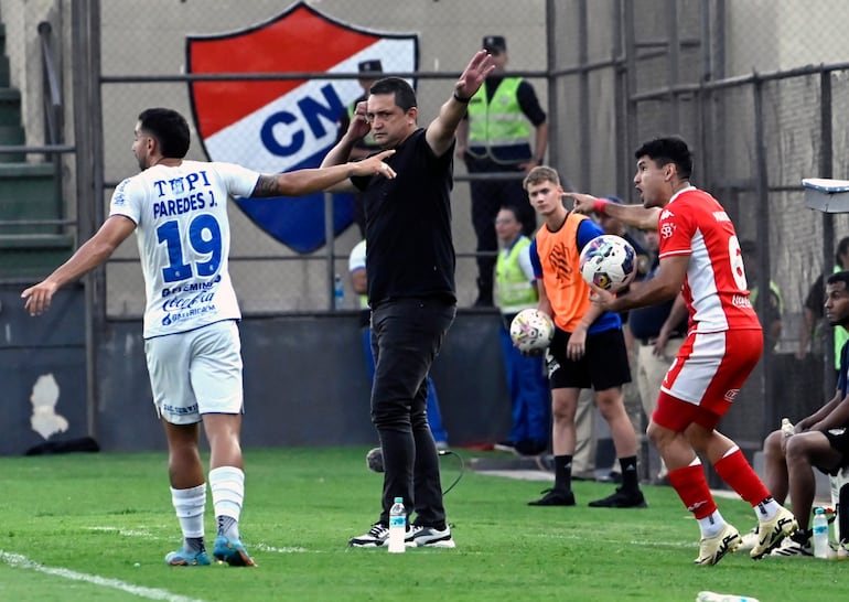 Aldo Bobadilla, entrenador de Sportivo Ameliano, en el partido contra General Caballero de Juan León Mallorquín por la fecha 21 del torneo Clausura 2024 del fútbol paraguayo en el Arsenio Erico, en Asunción.