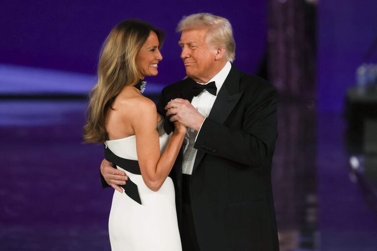 El presidente de Estados Unidos, Donald Trump, y la primera dama, Melania Trump, bailando en el Liberty Ball.