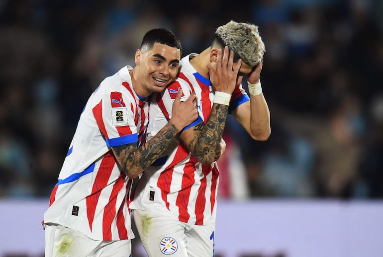 Miguel Almirón y Julio Enciso (d), jugadores de la selección de Paraguay, lamentan una ocasión desperdiciada en el partido frente a Uruguay por las Eliminatorias Sudamericanas 2026 en el estadio Centenario, en Montevideo.