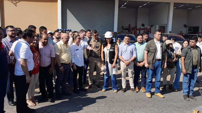 El presidente de la República, Santiago Peña y la ministra de Obras Públicas y Comunicaciones, Claudia Centurión, anunciaron la reparación de la ruta PY01.