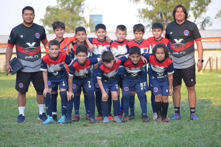 Jugadores e integrantes de la Escuela y Academia de Fútbol “Corazón de América”.