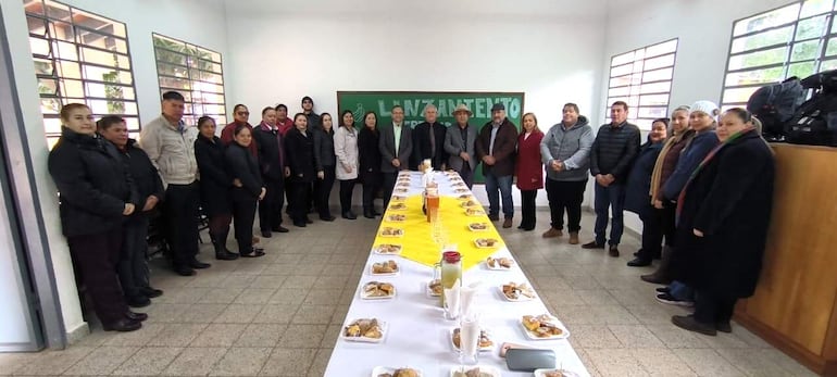 Autoridades, docentes y padres de familia presenciaron el lanzamiento oficial del programa de la merienda escolar en Itacurubí del Rosario