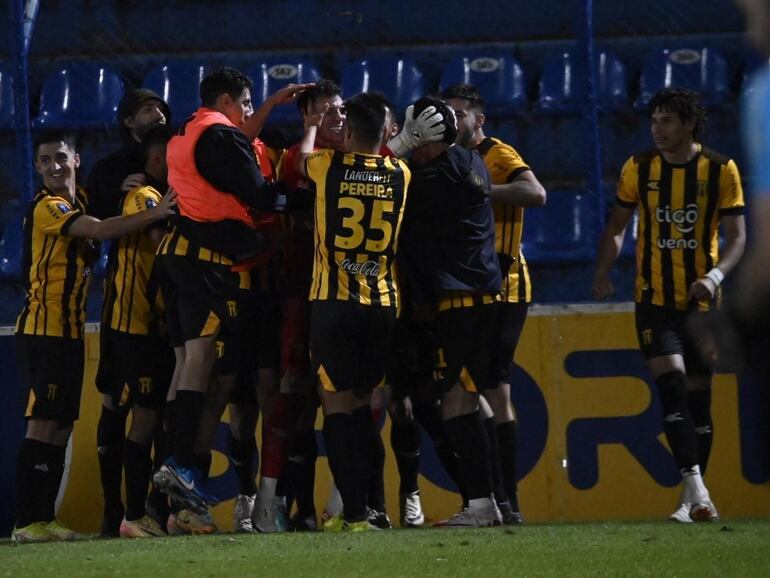 Los futbolistas de Guaraní celebran el triunfo por penales sobre Sportivo Ameliano en el partido de los octavos de final de la Copa Paraguay 2024 en el estadio Luis Alfonso Giagni, en Villa Elisa, Paraguay.