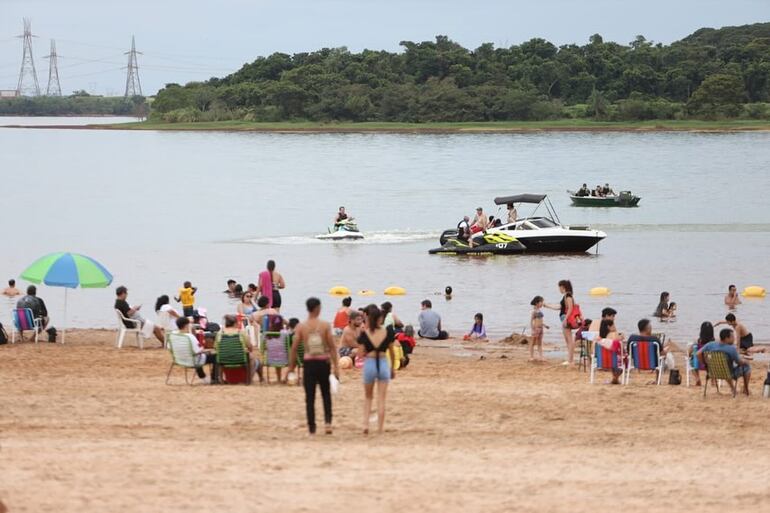 Una buena concurrencia pudo aplacar el calor en las aguas del Lago Acaray.