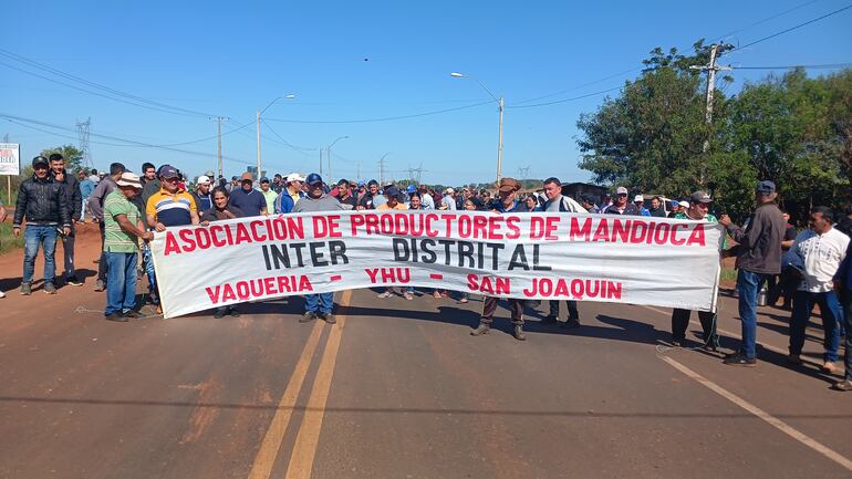 Productores de mandioca cierran ruta para exigir mejor precio de sus productos.