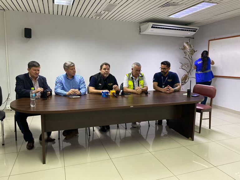 Autoridades del Aeropuerto Internacional Silvio Pettirossi y de la Policía dieron conferencia de prensa tras el episodio de amenaza de bomba.