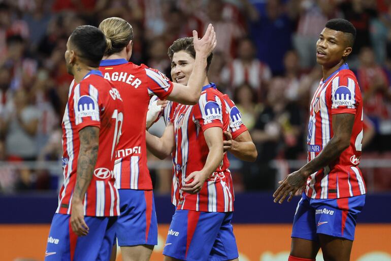 El delantero argentino del Atlético de Madrid Julián Álvarez (2d) celebra con sus compañeros su gol durante el partido de la quinta jornada de LaLiga EA Sports entre el Atlético de Madrid y el Valencia CF, este domingo en el Cívitas Metropolitano de la capital española.