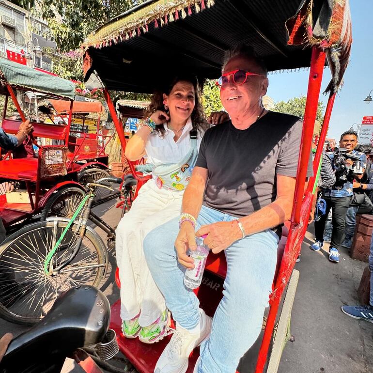 Marlene Rodríguez y Ricardo Montaner recorriendo el mercado de Nueva Delhi. (Instagram/Ricardo Montaner)